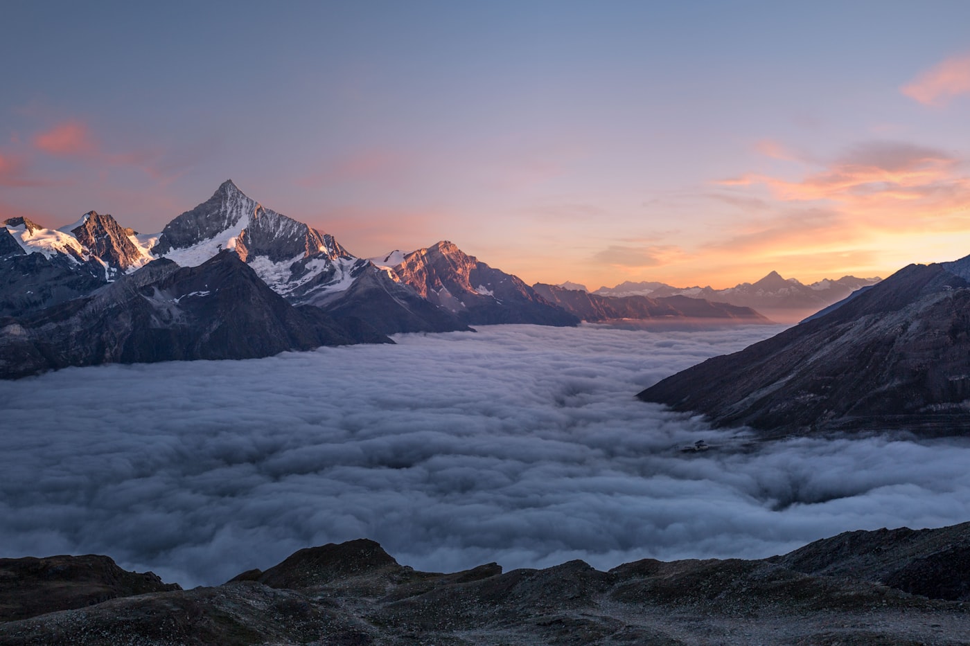Paysage suisse — montagnes et vallée